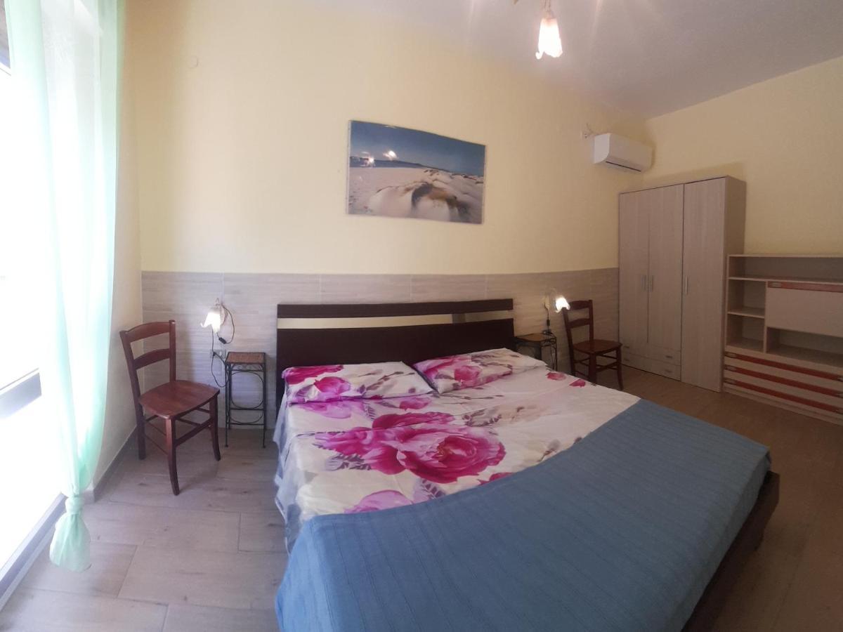 Casa Vacanze"Il Bouganville" Carbonia Ngoại thất bức ảnh